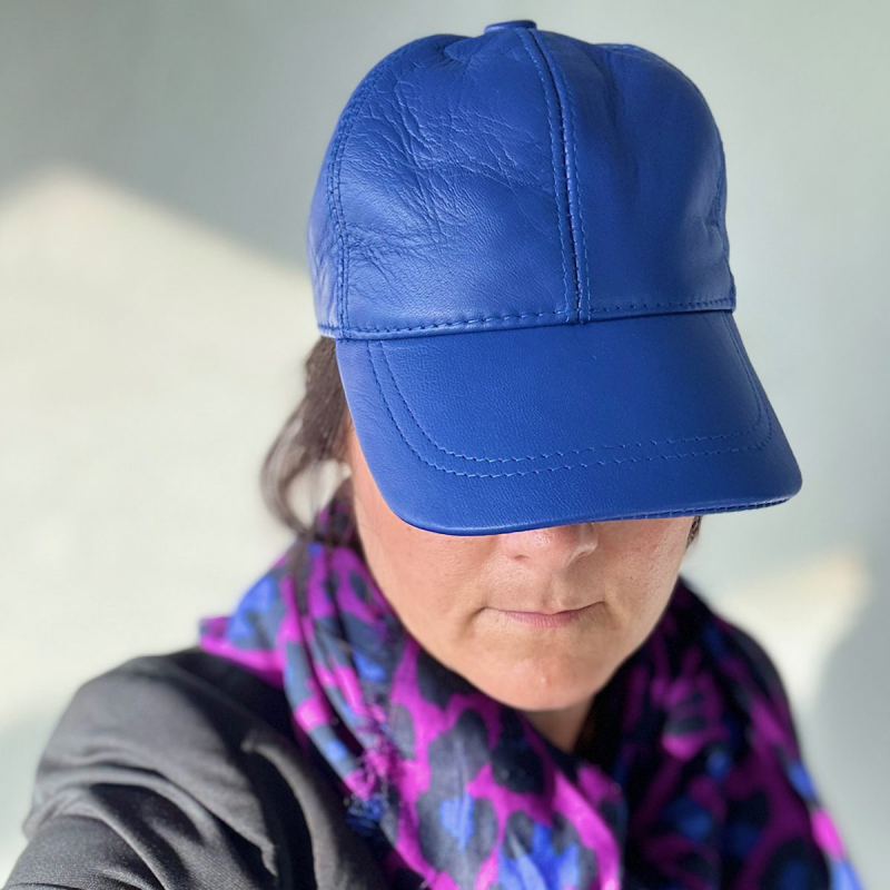 Blå skindcap i blød lammeskind - Freja skind