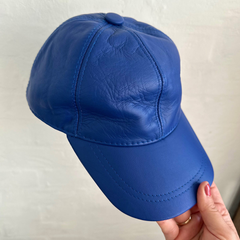 Blå skindcap i blød lammeskind - Freja skind