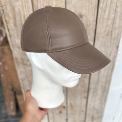 Nougat farvet skind cap - Freja skind