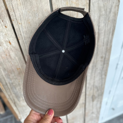 Nougat farvet skind cap - Freja skind