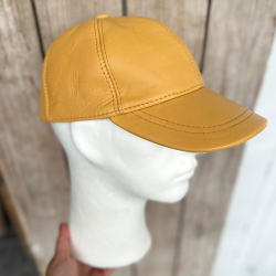 Herre skindcap i curry farvet lammeskind - Freja skind