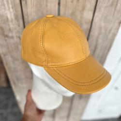 Herre skindcap i curry farvet lammeskind - Freja skind