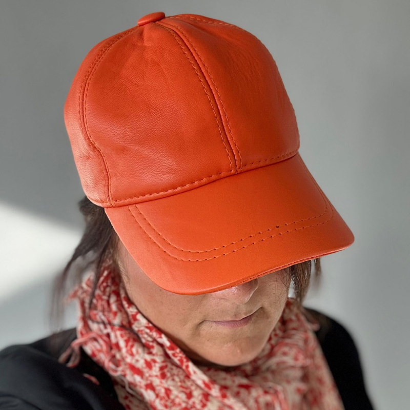 Damskinnkeps i orangefärgat mjukt skinn – Freja skinn