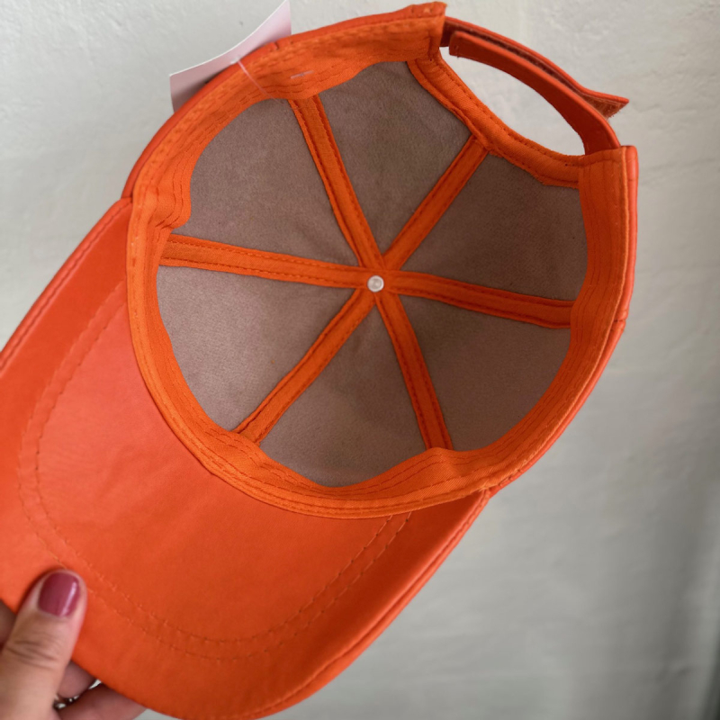 Damskinnkeps i orangefärgat mjukt skinn – Freja skinn