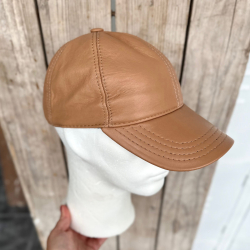 Karamel farvet skindcap herre - Freja skind