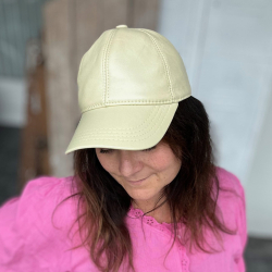 Skinnmössa - Dam - Mjuk Kamille färgad lammskinn - Från Freja Skind