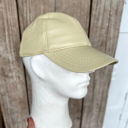 herre skindcap i kamille farvet skind - Freja skind