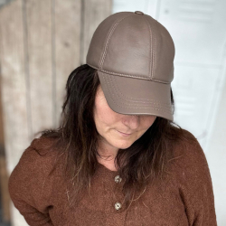 Nougat farvet dame skind cap - Freja skind