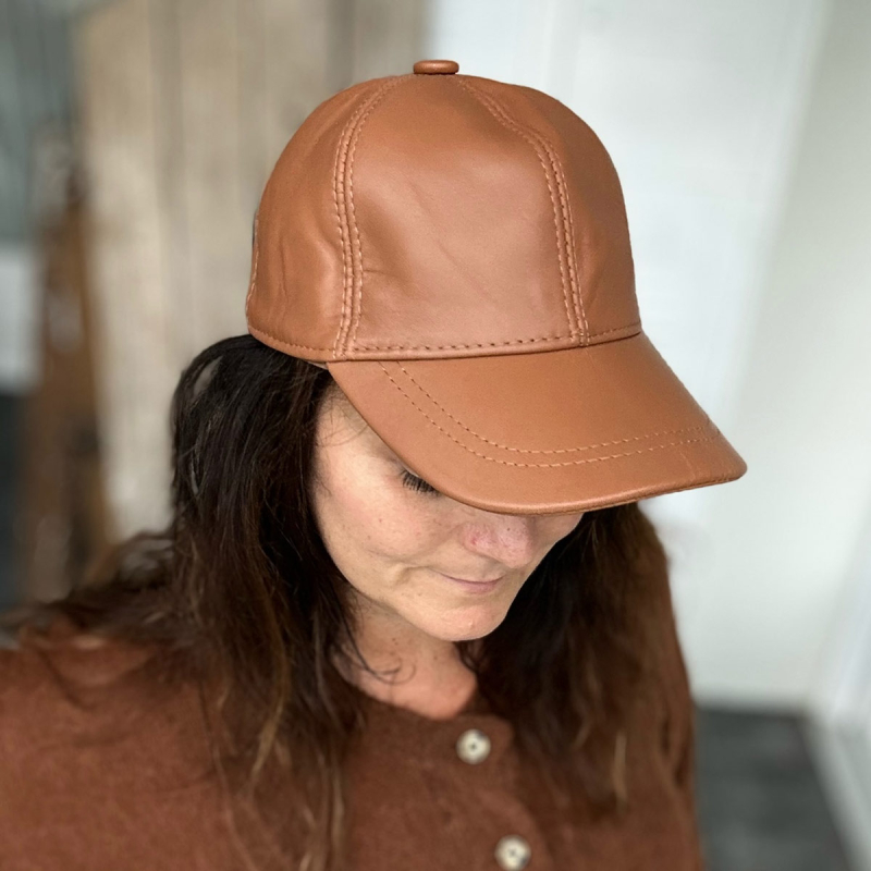 mørk cognac skindcap - dame - Freja skind