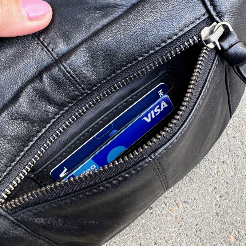Sort Silja bumbag i blød sort skind - Freja skind
