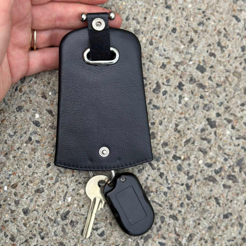 Nyckelring i svart buffelskinn - Leather design