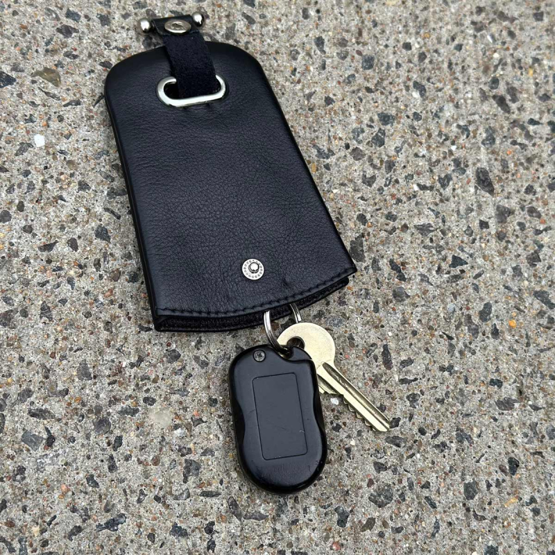 Nyckelring i svart buffelskinn - Leather design