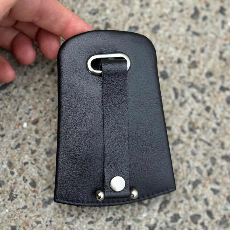 Nyckelring i svart buffelskinn - Leather design