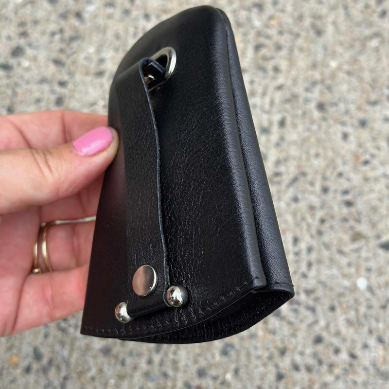 Nyckelring i svart buffelskinn - Leather design