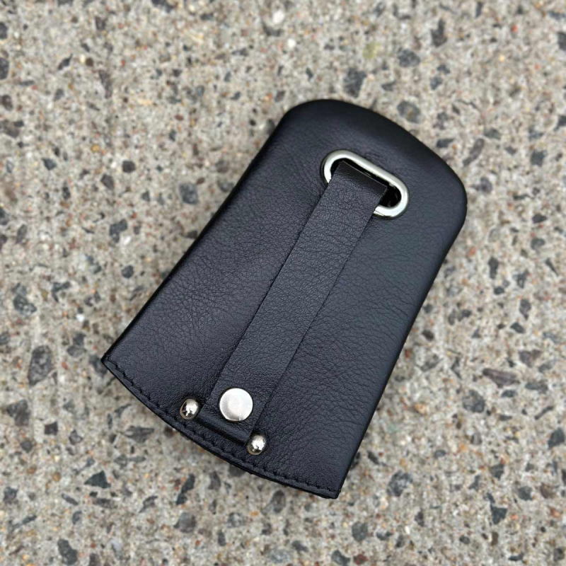 Nyckelring i svart buffelskinn - Leather design