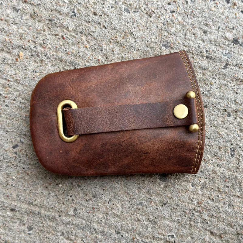 Nyckelring i patinerat cognac buffelskinn - Leather design