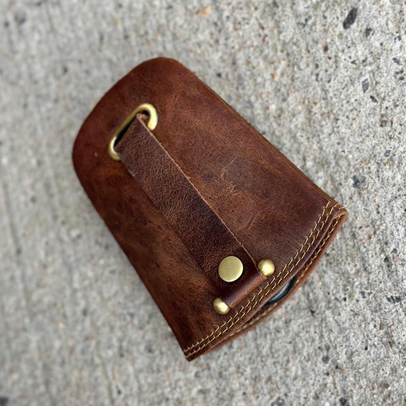 Nyckelring i patinerat cognac buffelskinn - Leather design