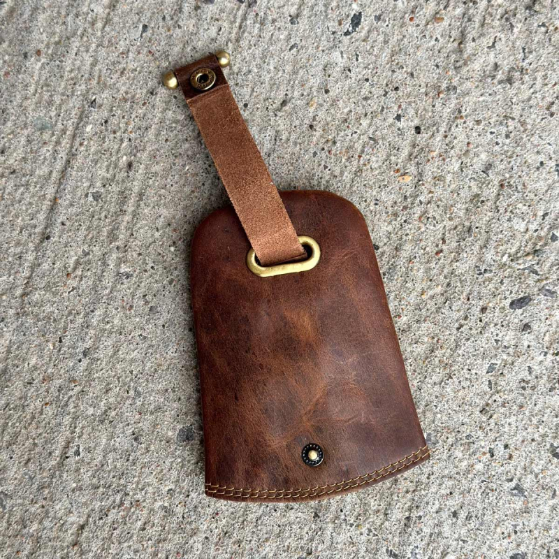 Nyckelring i patinerat cognac buffelskinn - Leather design