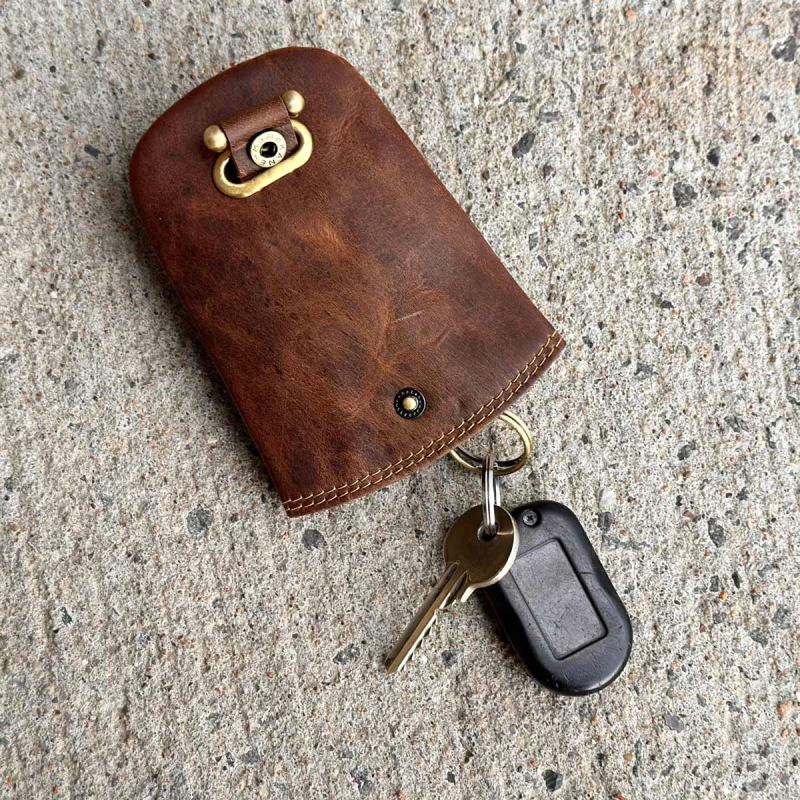 Nyckelring i patinerat cognac buffelskinn - Leather design