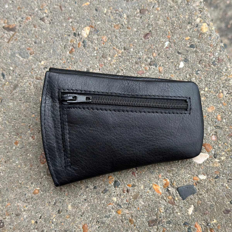 Sort nøgleklokke med lynlåslomme - Bøffelskind - Freja skind