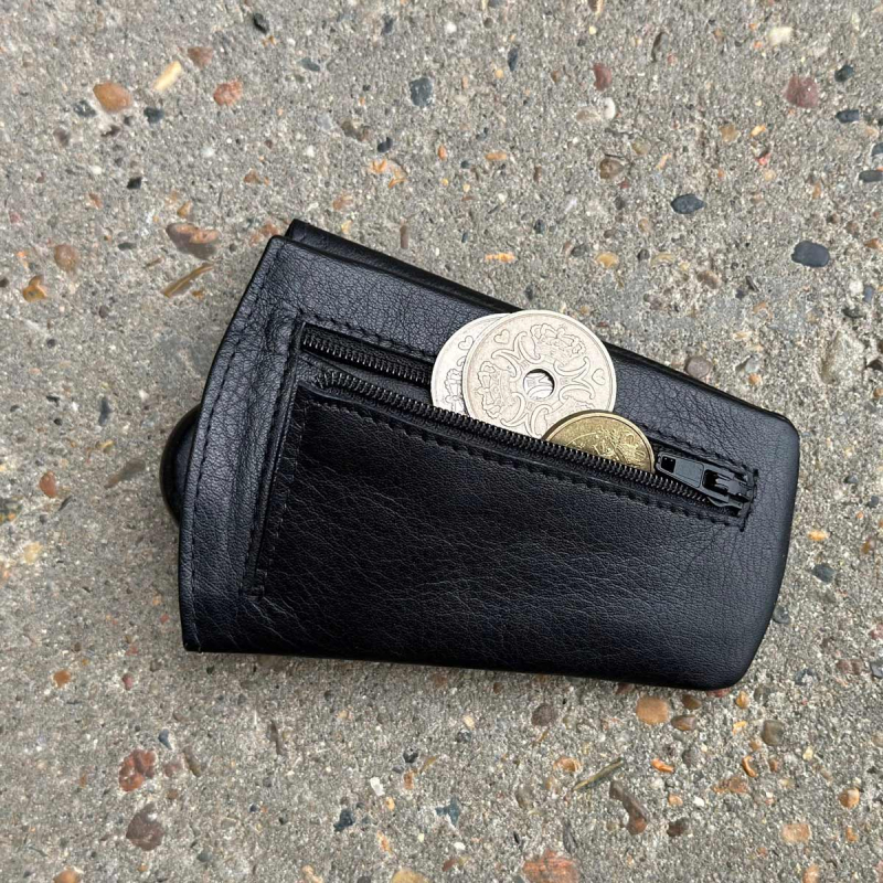 Sort nøgleklokke med lynlåslomme - Bøffelskind - Freja skind