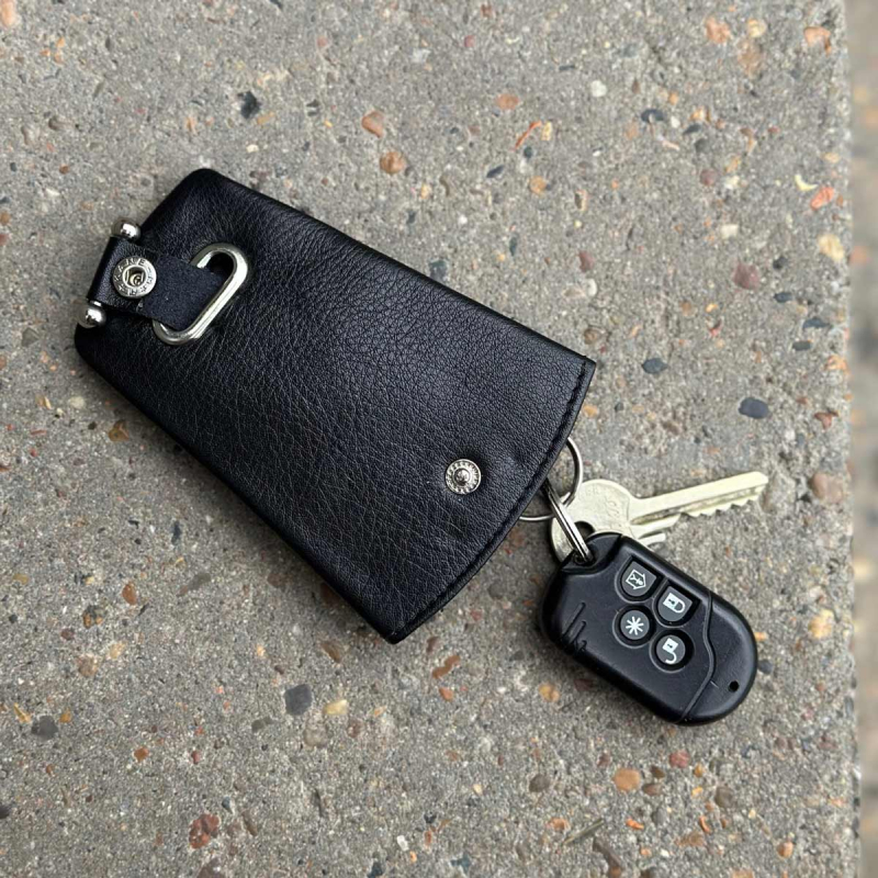 Sort nøgleklokke med lynlåslomme - Bøffelskind - Freja skind