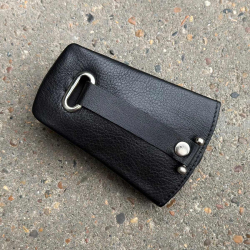 Sort nøgleklokke med lynlåslomme - Bøffelskind - Freja skind