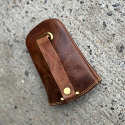 Cognac nøgleklokke med lynlåslomme - Bøffelskind - Freja skind