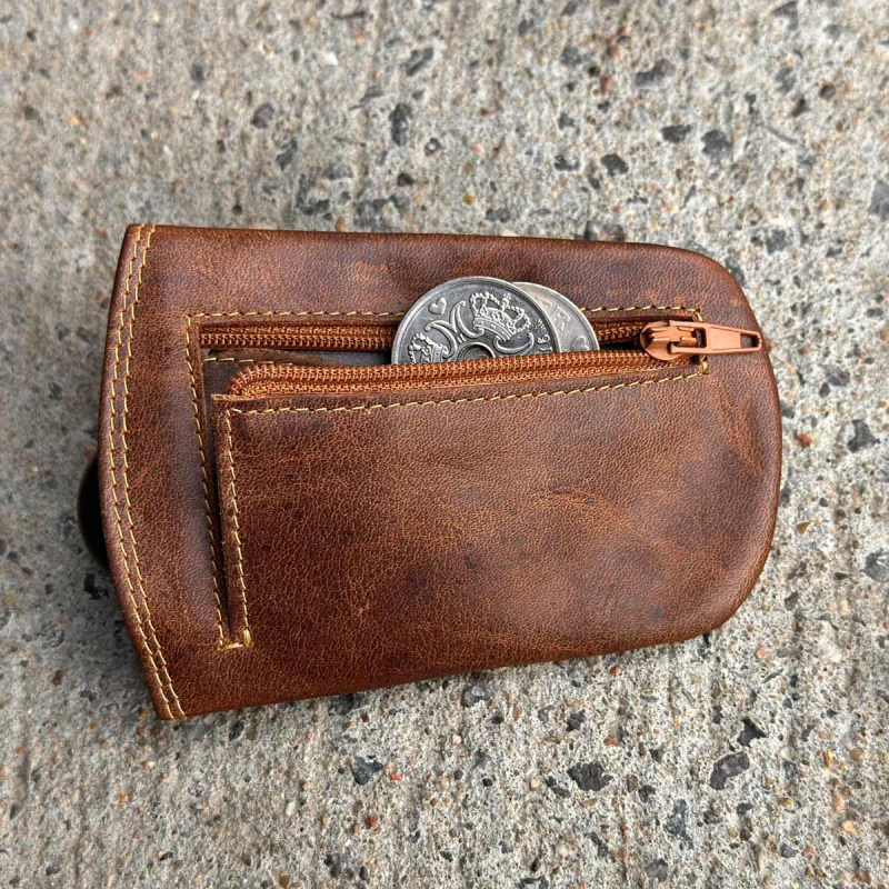 Cognac nøgleklokke med lynlåslomme - Bøffelskind - Freja skind