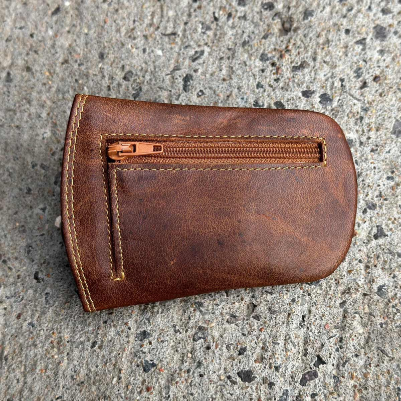 Cognac nøgleklokke med lynlåslomme - Bøffelskind - Freja skind