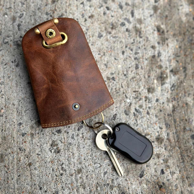 Cognac nøgleklokke med lynlåslomme - Bøffelskind - Freja skind