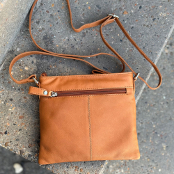 Lullu crossbody taske i blød cognac kalveskind - Freja skind