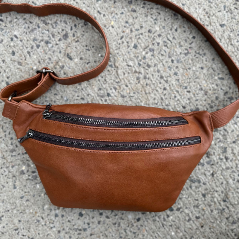 Cognac Sarah bumbag i blød lammeskind - Freja skind