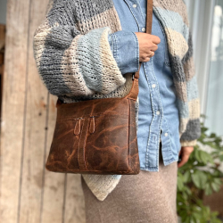 May skuldertaske i brun bøffelskind - Leather design  - Freja skind
