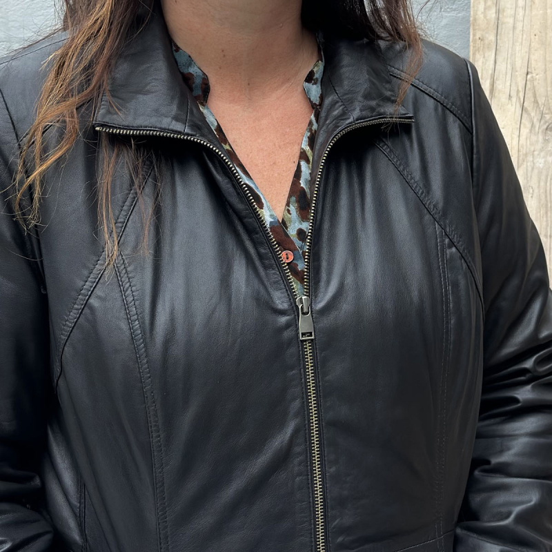 Plus size dame overgangsjakke i blød sort skind - Freja skind