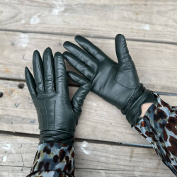 Nancy damehandske i blød grøn skind med uldfoer - Natures collection