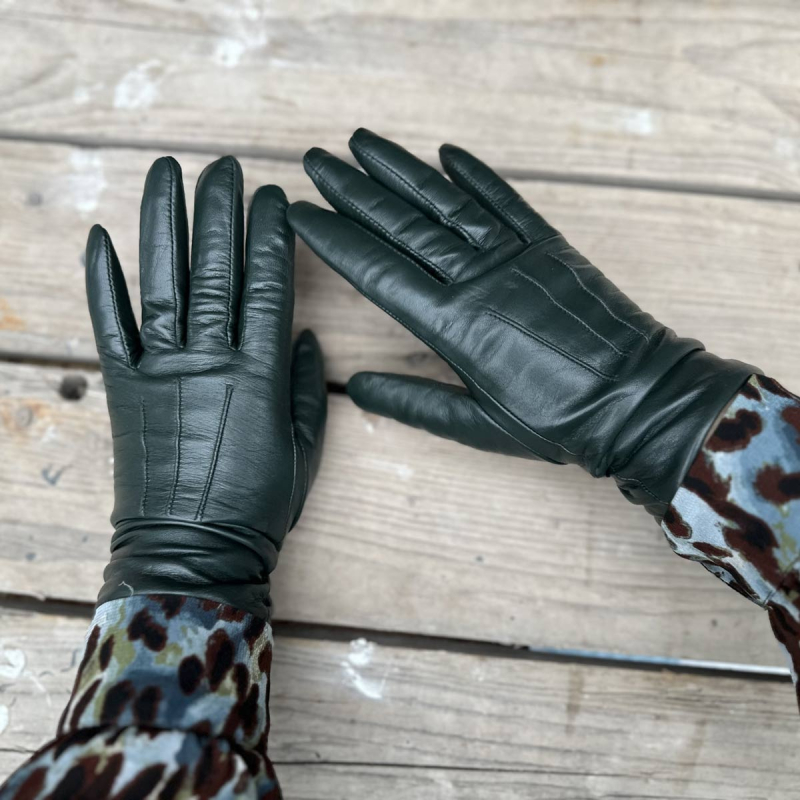 Nancy damehandske i blød grøn skind med uldfoer - Natures collection