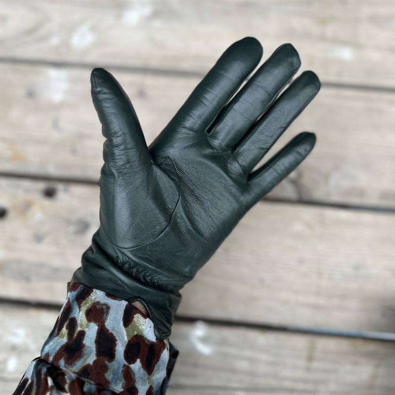 Nancy damehandske i blød grøn skind med uldfoer - Natures collection