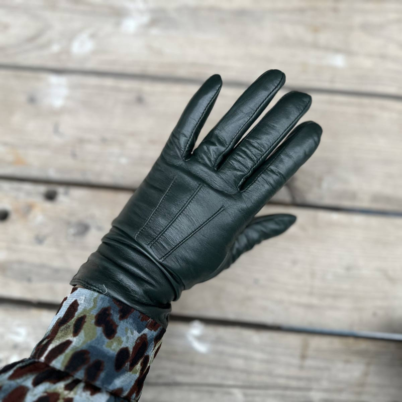 Nancy damehandske i blød grøn skind med uldfoer - Natures collection