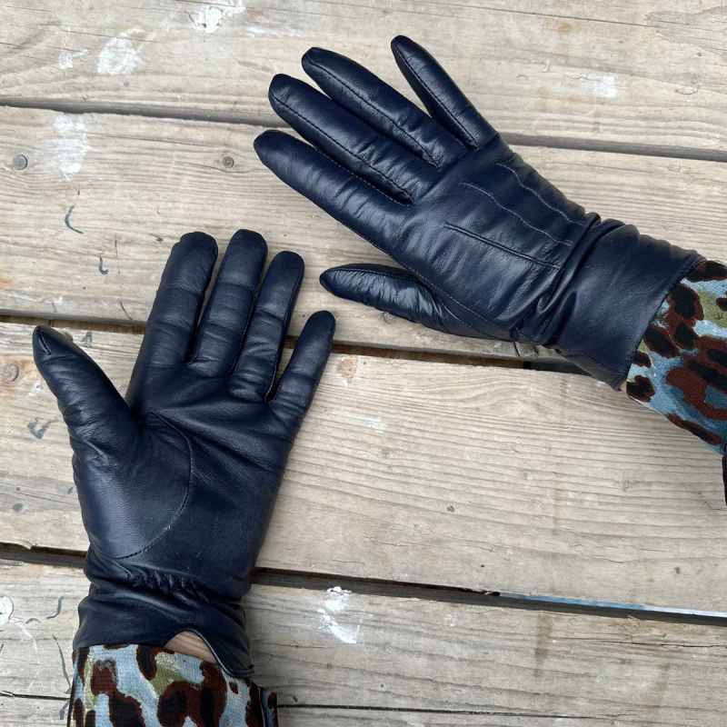 Nancy damehandske i blød navy blå skind med uldfoer - Natures collection