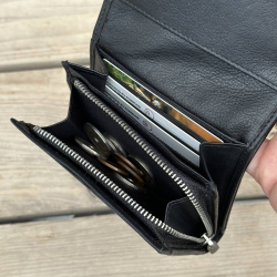 Ygne damepung i blød sort skind - Montana - 160902