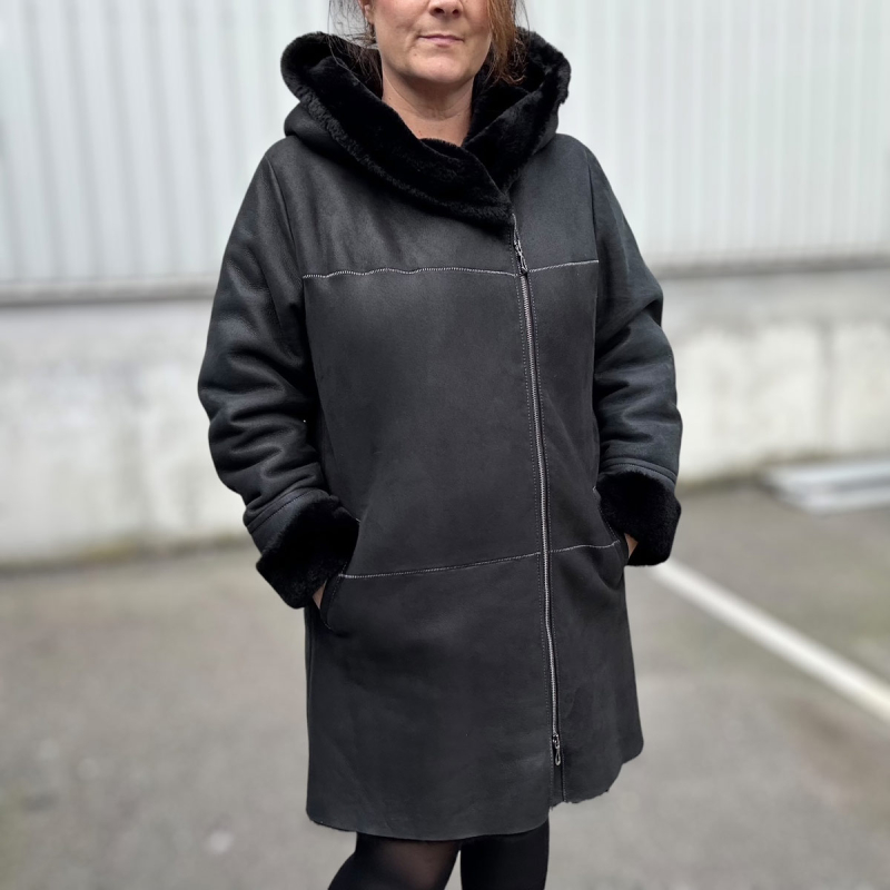 Clara mellanlång fårskinnsjacka för dam - Huva - Mjukt svart fårskinn