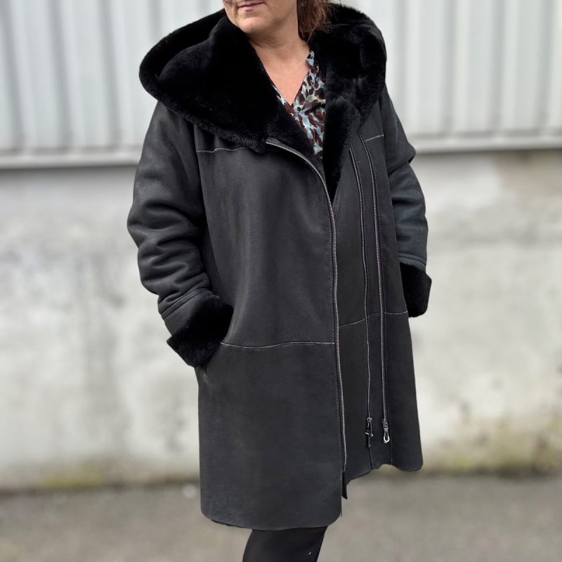 Clara mellanlång fårskinnsjacka för dam - Huva - Mjukt svart fårskinn