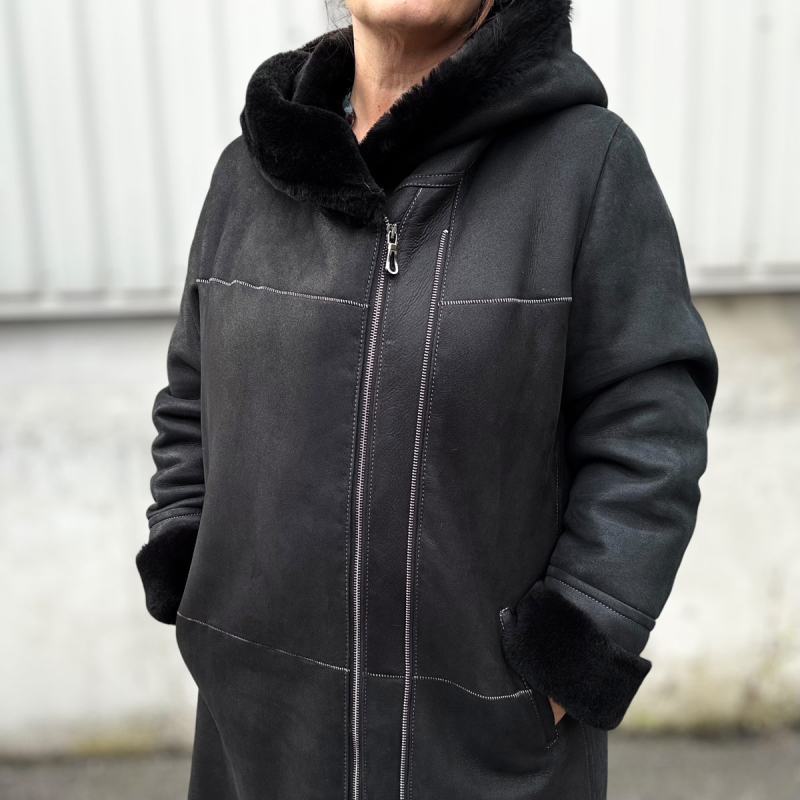 Clara mellanlång fårskinnsjacka för dam - Huva - Mjukt svart fårskinn