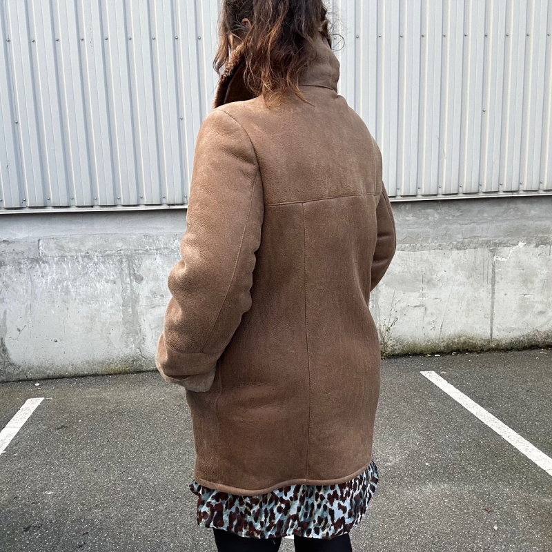 Mona fårskinnsjacka i beige fårskinn - Mellanlång modell - Freja Skind
