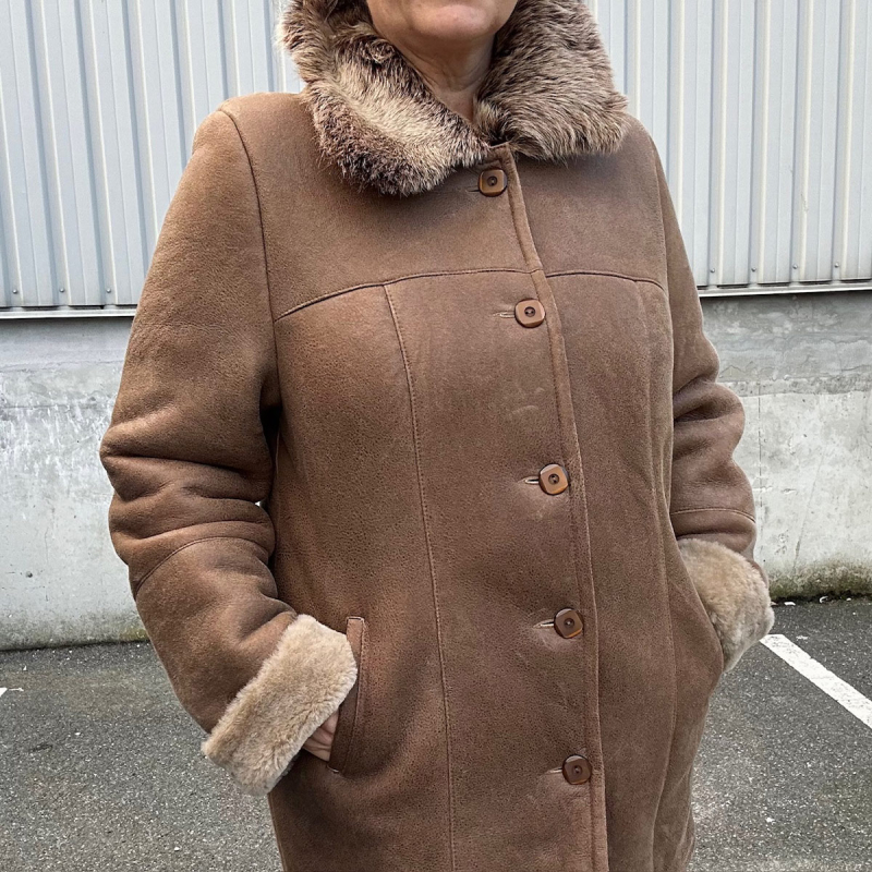 Mona fårskinnsjacka i beige fårskinn - Mellanlång modell - Freja Skind