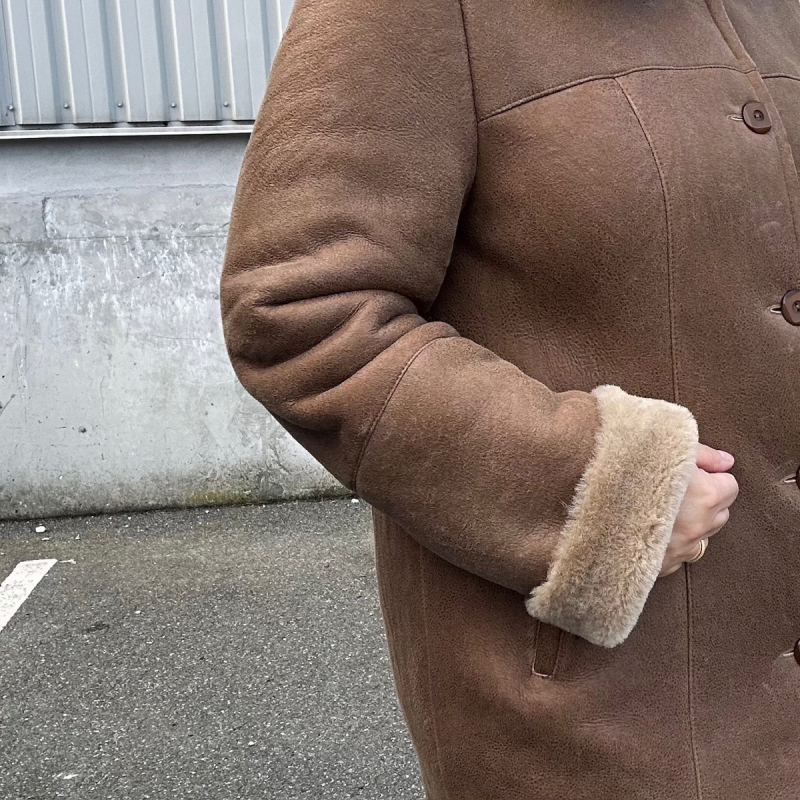 Mona fårskinnsjacka i beige fårskinn - Mellanlång modell - Freja Skind