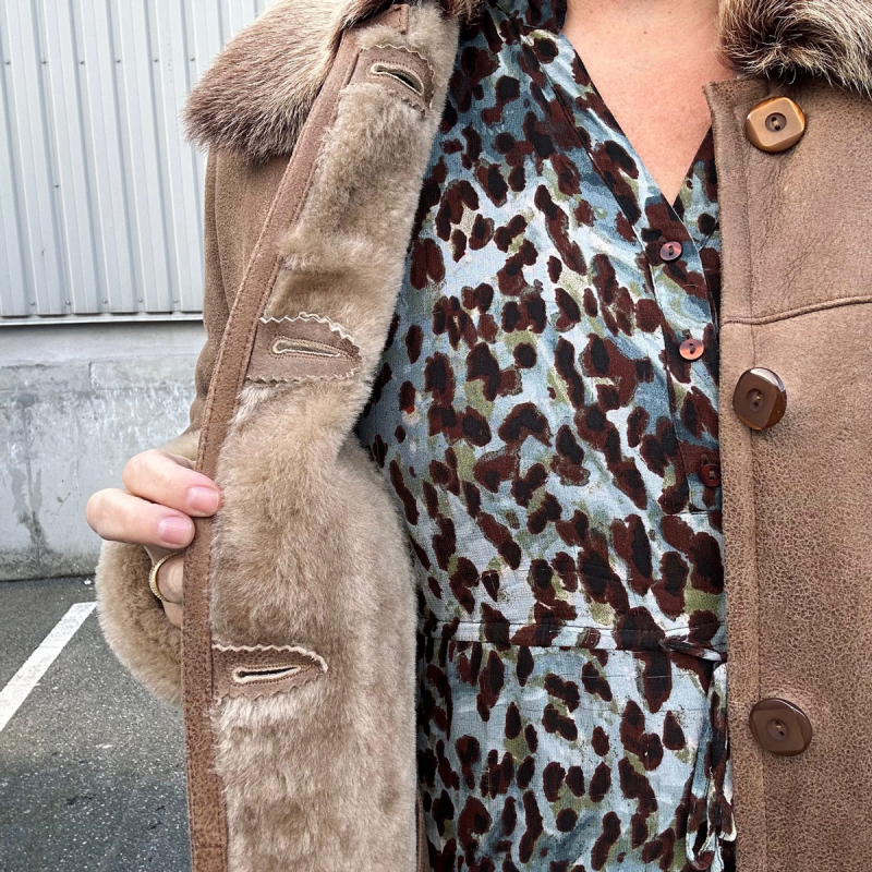 Mona fårskinnsjacka i beige fårskinn - Mellanlång modell - Freja Skind