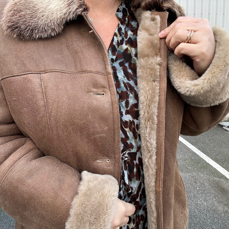 Mona fårskinnsjacka i beige fårskinn - Mellanlång modell - Freja Skind