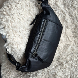 stor Silja Bumbag fra freja skind - Super blød sort skind og skindrem